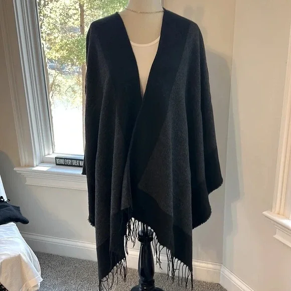 Isaac Mizrahi Cape, Black & Grey, NWOT, One Size - Picture 4 of 7